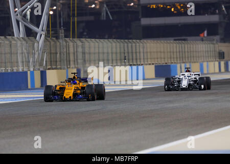 14 ALONSO FERNANDO (spa), McLaren Renault MCL33, 09 Marcus ERICSSON (SWE), Alfa Romeo Sauber F1 Team C37, au cours de l'action 2018 Championnat du Monde FIA de Formule 1, Grand Prix de Bahreïn à Sakhir, du 5 avril au 8 dans le monde entier d'utilisation | Banque D'Images