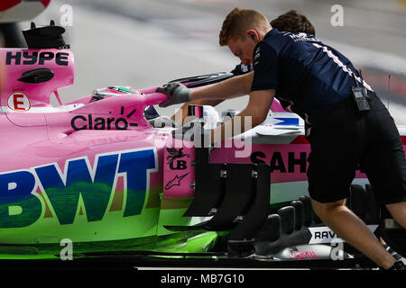 Sergio Perez (MEX), Force India F1 VJM11 Pitman, 2018 ambiance lors du championnat du monde FIA de Formule 1, Grand Prix de Bahreïn à Sakhir, du 5 avril au 8 dans le monde entier d'utilisation | Banque D'Images