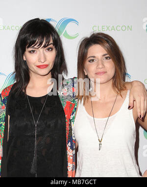 LAS VEGAS, NV - 7 avril : Natasha Negovanlis, Elise Bauman, 2018 ClexaCon au jour 2 à Tropicana Las Vegas à Las Vegas, Nevada le 7 avril 2018. Credit : Faye Sadou/MediaPunch Banque D'Images