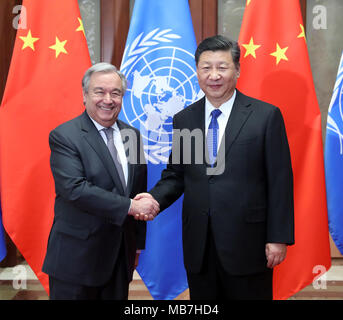 Beijing, Chine. 8Th apr 2018. Le président chinois Xi Jinping rencontre le secrétaire général des Nations Unies, Antonio Guterres à Beijing, capitale de Chine, le 8 avril 2018. Credit : Liu Weibing/Xinhua/Alamy Live News Banque D'Images