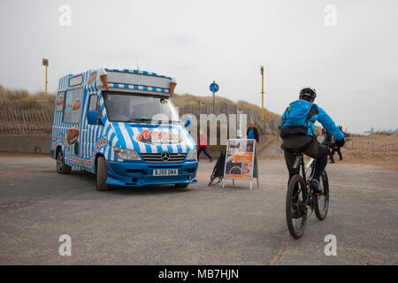 Crosby, Merseyside. 8/04/2018. Météo britannique. Brise soleil après un début de journée gris sur la façon dont les marins côtiers. Une glace parcs du vendeur son véhicule à l'extérieur du centre de loisirs de Crosby pour vendre ses produits alimentaires pour les résidents locaux et les touristes visitant l'estuaire de la Mersey sands juste à l'extérieur de Liverpool. /AlamyLiveNews MediaWorldImages Crédit : Banque D'Images