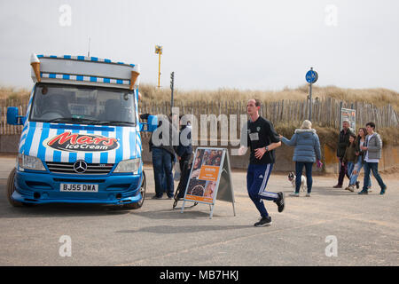 Crosby, Merseyside. 8/04/2018. Météo britannique. Brise soleil après un début de journée gris sur la façon dont les marins côtiers. Une glace parcs du vendeur son véhicule à l'extérieur du centre de loisirs de Crosby pour vendre ses produits alimentaires pour les résidents locaux et les touristes visitant l'estuaire de la Mersey sands juste à l'extérieur de Liverpool. /AlamyLiveNews MediaWorldImages Crédit : Banque D'Images