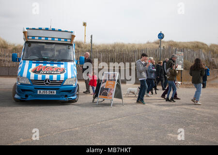 Crosby, Merseyside. 8/04/2018. Météo britannique. Brise soleil après un début de journée gris sur la façon dont les marins côtiers. Une glace parcs du vendeur son véhicule à l'extérieur du centre de loisirs de Crosby pour vendre ses produits alimentaires pour les résidents locaux et les touristes visitant l'estuaire de la Mersey sands juste à l'extérieur de Liverpool. /AlamyLiveNews MediaWorldImages Crédit : Banque D'Images