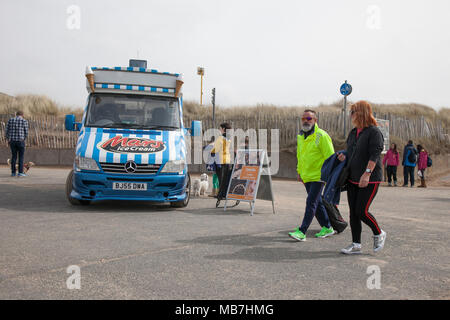 Crosby, Merseyside. 8/04/2018. Météo britannique. Brise soleil après un début de journée gris sur la façon dont les marins côtiers. Une glace parcs du vendeur son véhicule à l'extérieur du centre de loisirs de Crosby pour vendre ses produits alimentaires pour les résidents locaux et les touristes visitant l'estuaire de la Mersey sands juste à l'extérieur de Liverpool. /AlamyLiveNews MediaWorldImages Crédit : Banque D'Images