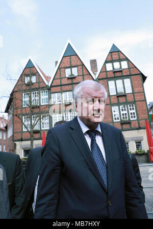 Münster, Allemagne. 8Th apr 2018. Horst Seehofer, ministre allemand de l'intérieur, à l'emplacement de condoles le véhicule le labour à Muenster, Allemagne, le 8 avril 2018. Trois personnes dont l'auteur est mort et une douzaine de blessés, après un van a labouré en foule dans la vieille ville de l'ouest de la ville allemande de Münster. Credit : Luo Huanhuan/Xinhua/Alamy Live News Banque D'Images