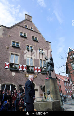 Münster, Allemagne. 8Th apr 2018. Horst Seehofer, ministre allemand de l'intérieur, à l'emplacement de condoles le véhicule le labour à Muenster, Allemagne, le 8 avril 2018. Trois personnes dont l'auteur est mort et une douzaine de blessés, après un van a labouré en foule dans la vieille ville de l'ouest de la ville allemande de Münster. Credit : Luo Huanhuan/Xinhua/Alamy Live News Banque D'Images