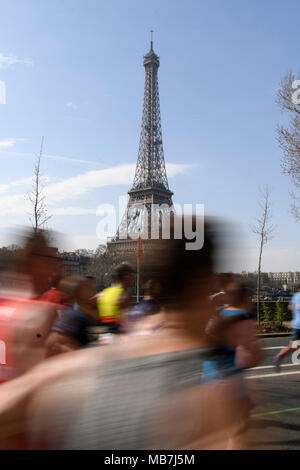 Paris. 8Th apr 2018. Les athlètes passent devant la Tour Eiffel à Paris, France le 8 avril 2018. Attirer 55 000 athlètes provenant de 145 pays et régions, la 42e édition du Marathon de Paris a eu lieu le dimanche. Crédit : Chen Yichen/Xinhua/Alamy Live News Banque D'Images