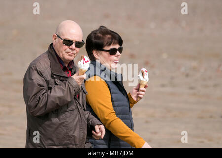 Journée en famille, Crosby Beach, le Merseyside. 8e avril 2018. Météo britannique. Les familles de sortir de l'amusement jusqu'à Crosby Beach dans le Merseyside avant les enfants retourner à l'école la semaine prochaine. Credit : Cernan Elias/Alamy Live News Banque D'Images