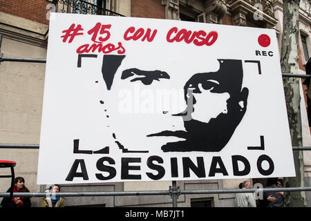 Madrid, Espagne. 8Th apr 2018. Bannière en face de l'ambassade des États-Unis pour le 15e anniversaire de la mort du caméraman JosŽ Couso dans la guerre en Irak, Madrid, Espagne. Credit : Marcos del Mazo/Alamy Live News Banque D'Images