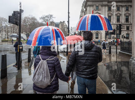 Londres, Royaume-Uni. 8 avril, 2018. Météo France : l'Union, des parasols sur un dimanche après-midi pluvieux et humide dans la région de Westminster. Crédit : Guy Josse/Alamy Live News Banque D'Images