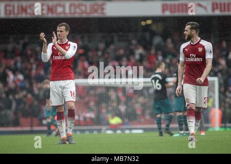 Londres, Royaume-Uni. 8 avril, 2018. Rob Holding et Calum Chambers ¨ d'Arsenal à la fin de la partie. Premier match de championnat, Arsenal v Southampton à l'Emirates Stadium de Londres le dimanche 8 avril 2018. Cette image ne peut être utilisé qu'à des fins rédactionnelles. Usage éditorial uniquement, licence requise pour un usage commercial. Aucune utilisation de pari, de jeux ou d'un seul club/ligue/dvd publications. pic par Kieran Clarke/Andrew Orchard la photographie de sport/Alamy live news Banque D'Images