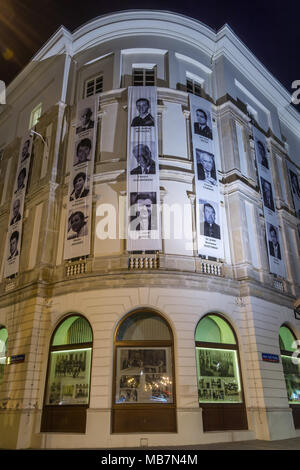 Varsovie, Pologne - 7 avril 2018 : immeuble de bureaux au centre de la capitale polonaise décoré de portraits des victimes de l'accident de Smolensk. Banque D'Images