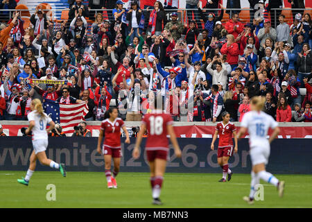 Houston, Texas, USA. 8Th apr 2018. USA fans célébrer un score dans la première moitié du soccer international match amical entre le Mexique et les USA au stade BBVA Compass à Houston, Texas. Chris Brown/CSM/Alamy Live News Banque D'Images