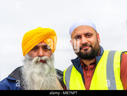 Glasgow, Ecosse, Royaume-Uni. 8 avril, 2018. Le sikh de Vaisakhi Festival est célébré avec le rapport annuel de Nagar Kirtan, une communauté centrée sur le plan spirituel procession à travers la ville. Les Sikhs d'aujourd'hui participer à Seva, qui est le service désintéressé. Chaque Gurdwara dans la ville fournit Langar, une communauté libre repas servi à tous les visiteurs, sans distinction de race, de religion ou de statut social, démontrant le Sikh des valeurs d'égalité, d'humanité, de la justice et de la compassion. Photo portrait de deux les hommes sikhs. Credit : Skully/Alamy Live News Banque D'Images