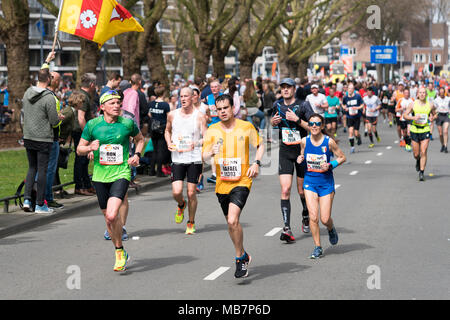 Rotterdam, Pays-Bas. 8Th apr 2018. Les athlètes courent sur Mariniersweg pendant le marathon de Rotterdam. Les conditions étaient très chaud avec une haute température de 21C. Le marathon est connue pour son temps rapides. Crédit : Tony Taylor/Alamy Live News Banque D'Images