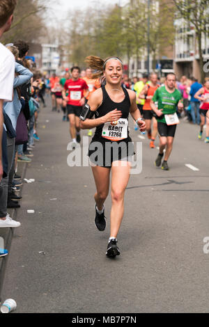Rotterdam, Pays-Bas. 8Th apr 2018. Les athlètes courent sur Mariniersweg pendant le marathon de Rotterdam. Les conditions étaient très chaud avec une haute température de 21C. Le marathon est connue pour son temps rapides. Crédit : Tony Taylor/Alamy Live News Banque D'Images