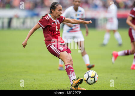 Houston, TX, USA. 8Th apr 2018. Le milieu de terrain au Mexique Karla Nieto (6) passe le ballon lors d'un match amical de football entre le Mexique et les USA au stade BBVA Compass à Houston, TX. USA a remporté le match 6-2.Trask Smith/CSM/Alamy Live News Banque D'Images