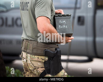 Delray Beach, Florida, USA. 8Th apr 2018. Un Boynton Beach policier est vu porter une zone "vis 'sim'' au cours d'un exercice à la police Boynton Beach Mall à Boynton Beach, en Floride, le Dimanche, Avril 8, 2018. Credit : Andres Leiva/Le Palm Beach Post/ZUMA/Alamy Fil Live News Banque D'Images