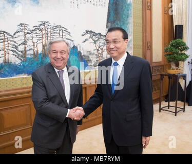 Beijing, Chine. 8Th apr 2018. Le Premier ministre chinois Li Keqiang (R) rencontre avec le Secrétaire général des Nations Unies, Antonio Guterres, à Beijing, capitale de Chine, le 8 avril 2018. Credit : Wang Ye/Xinhua/Alamy Live News Banque D'Images