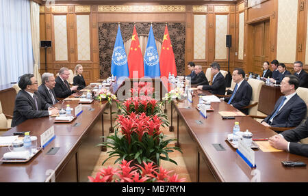 Beijing, Chine. 8Th apr 2018. Le Premier ministre chinois Li Keqiang rencontre le secrétaire général des Nations Unies, Antonio Guterres à Beijing, capitale de Chine, le 8 avril 2018. Credit : Wang Ye/Xinhua/Alamy Live News Banque D'Images