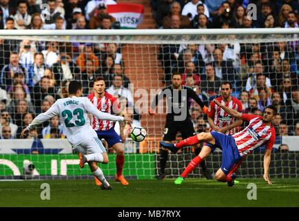 Madrid, Espagne. 8Th apr 2018. Kovacic du Real Madrid (1re L) pousses durant un match de championnat espagnol entre le Real Madrid et l'Atletico Madrid à Madrid, Espagne, le 8 avril 2018. Le match s'est terminé 1-1. Credit : Guo Qiuda/Xinhua/Alamy Live News Banque D'Images