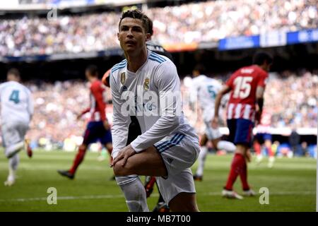 Madrid, Espagne. 8Th apr 2018. Le Real Madrid Cristiano Ronaldo réagit au cours d'un match de championnat espagnol entre le Real Madrid et l'Atletico Madrid à Madrid, Espagne, le 8 avril 2018. Le match s'est terminé 1-1. Credit : Guo Qiuda/Xinhua/Alamy Live News Banque D'Images