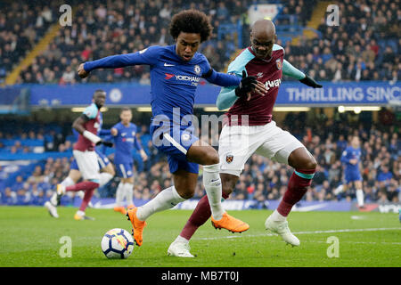 Londres, Royaume-Uni. 8Th apr 2018. Willian Chelsea's (L) en concurrence avec West Ham's Angelo Ogbonna au cours de la Premier League football match entre Chelsea et West Ham United au stade de Stamford Bridge à Londres, Angleterre le 8 avril 2018. Le match s'est terminé par un nul 1-1. Crédit : Tim Irlande/Xinhua/Alamy Live News Banque D'Images