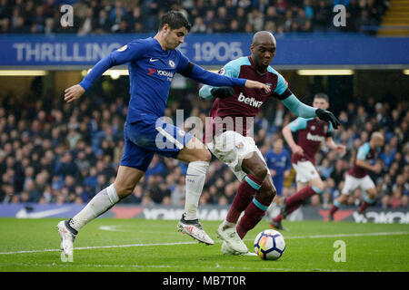 Londres, Royaume-Uni. 8Th apr 2018. Chelsea's Alvaro Morata (L) est en concurrence pour le bal avec West Ham's Angelo Ogbonna au cours de la Premier League football match entre Chelsea et West Ham United au stade de Stamford Bridge à Londres, Angleterre le 8 avril 2018. Le match s'est terminé par un nul 1-1. Crédit : Tim Irlande/Xinhua/Alamy Live News Banque D'Images