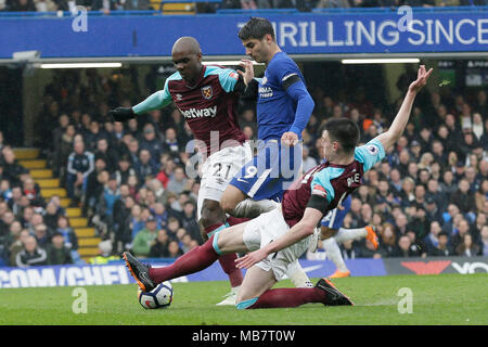 Londres, Royaume-Uni. 8Th apr 2018. Chelsea's Alvaro Morata (C) est abordé par West Ham's Angelo Ogbonna (L) et Declan Rice au cours de la Premier League football match entre Chelsea et West Ham United au stade de Stamford Bridge à Londres, Angleterre le 8 avril 2018. Le match s'est terminé par un nul 1-1. Crédit : Tim Irlande/Xinhua/Alamy Live News Banque D'Images