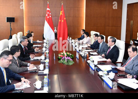 Beijing, Chine. 8Th apr 2018. Le Conseiller d'Etat chinois et le ministre des Affaires étrangères Wang Yi rencontre son homologue singapourien Vivian Balakrishnan à Beijing, capitale de Chine, le 8 avril 2018. Credit : Yan Yan/Xinhua/Alamy Live News Banque D'Images