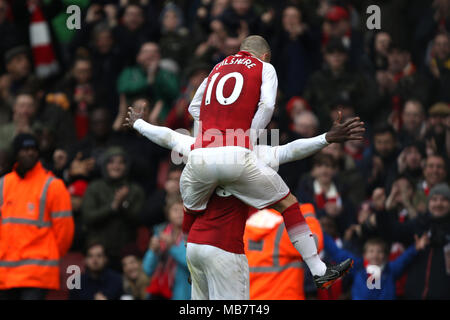 Londres, Royaume-Uni. 8Th apr 2018. Jack Wilshere (A) saute sur le dos de buteur Danny Welbeck (A) à l'Arsenal v Southampton English Premier League match, à l'Emirates Stadium, Londres, le 8 avril 2018. **Cette photo est pour un usage éditorial uniquement** Crédit : Paul Marriott/Alamy Live News Banque D'Images