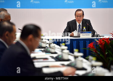 La Chine, la province de Hainan. Apr 9, 2018. Yasuo Fukuda, président du Forum de Boao pour l'Asie (BFA), préside la réunion du conseil d'administration de la BFA Boao en Chine du sud, province de Hainan, le 9 avril 2018. Credit : Guo Cheng/Xinhua/Alamy Live News Banque D'Images