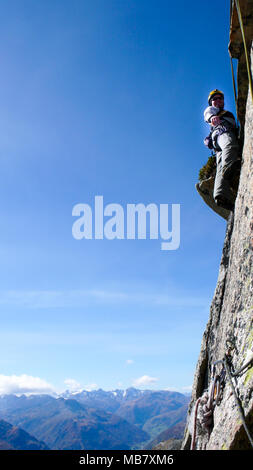 Guide de montagne alpiniste sur une route de granit raide dans les Alpes de Suisse sur une belle journée Banque D'Images