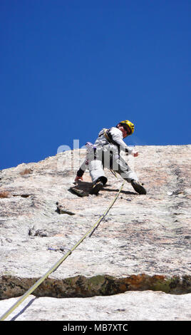 Guide de montagne alpiniste sur une route de granit raide dans les Alpes de Suisse sur une belle journée Banque D'Images