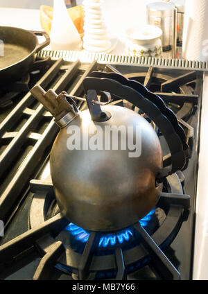 Richard Sapper Alessi bouilloire avec sifflet mélodique de l'eau bouillante sur une cuisinière à gaz haut Banque D'Images