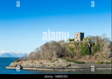 Dunstaffnage Castle & Chapelle près de Oban sur la côte ouest de l'Écosse avec enneigés des montagnes au loin Banque D'Images