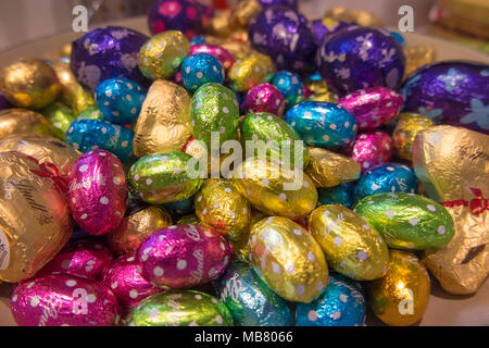 Des oeufs en chocolat d'aluminium de couleur vive Banque D'Images