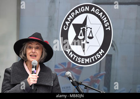 Maureen Lipman s'exprimant lors d'une manifestation organisée par la campagne contre l'antisémitisme en dehors du siège du parti dans le centre de Londres, contre les préjugés dans le Parti du Travail, au milieu d'une rangée sur la partie traitement des demandes d'antisémitisme. Banque D'Images