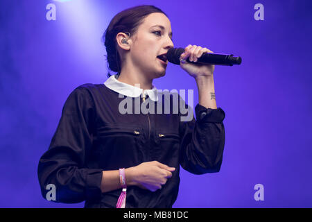 La chanteuse pop française Jain vivre à la 26e Heitere Open Air de Zofingen, Argovie, Suisse Banque D'Images