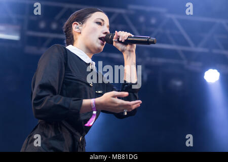 La chanteuse pop française Jain vivre à la 26e Heitere Open Air de Zofingen, Argovie, Suisse Banque D'Images