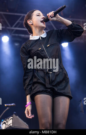 La chanteuse pop française Jain vivre à la 26e Heitere Open Air de Zofingen, Argovie, Suisse Banque D'Images