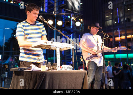 Le duo musicien australien Jamie MacDowell et Tom Thum vivre à la 25e Blue Balls Festival de Lucerne, Suisse Banque D'Images