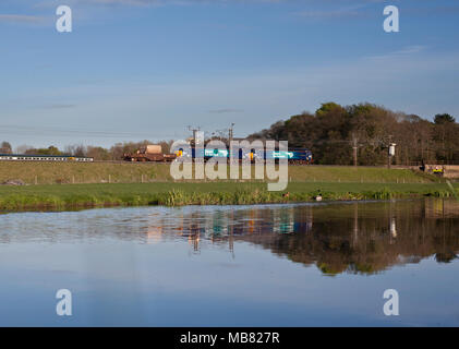 2 Direct rail Services class 57 locomotives sur la ligne principale de la côte ouest le long d'un canal avec le ballon d'une centrale nucléaire Banque D'Images