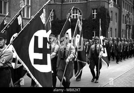 Également appelé Sturmabteilung stormtoopers Brownshirts et portant des drapeaux à croix gammée en 1934 alors qu'ils défilent dans Konigsberg en Allemagne. Konigsberg est devenu le territoire russe après la seconde guerre mondiale et a été rebaptisée Kaliningrad. Banque D'Images