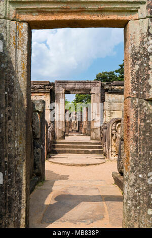 Vue verticale par la porte de l'Hatadage à Polonnaruwa, Sri Lanka. Banque D'Images