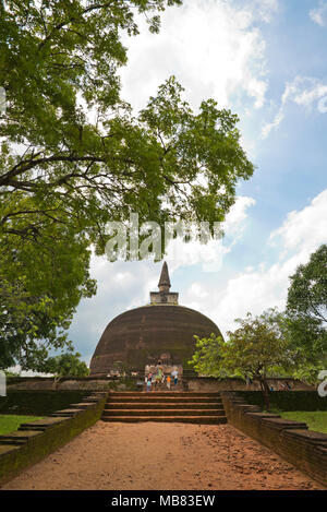 Vue verticale de touristes marcher autour de l'immense stupa Le Vehera à Polonnaruwa, Sri Lanka. Banque D'Images