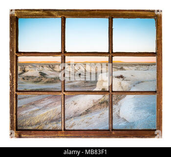 Badlands et de prairies au crépuscule comme vu par vintage, grunge, fenêtre à guillotine avec vitre sale Banque D'Images