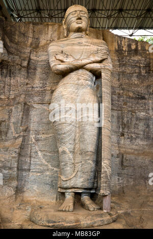 La verticale de près de l'article Bouddha à Gal Vihara à Polonnaruwa, Sri Lanka. Banque D'Images