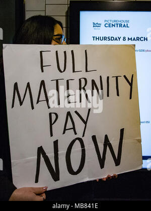 Picturehouse employés étape grève, coïncider avec la Journée internationale de la femme, en litige depuis longtemps pour vivre, les congés maladie, maternité/paternité, payer et la reconnaissance syndicale. Les membres du syndicat Bectu dans cinq cinémas de Londres sont en grève depuis près de deux ans pour le London comprend : Atmosphère, voir Où : London, England, United Kingdom Quand : 08 mars 2018 Credit : Wheatley/WENN Banque D'Images