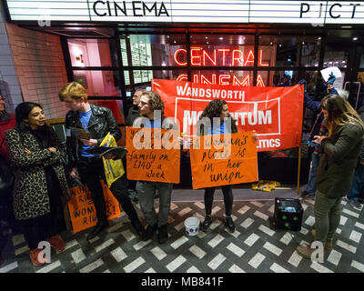 Picturehouse employés étape grève, coïncider avec la Journée internationale de la femme, en litige depuis longtemps pour vivre, les congés maladie, maternité/paternité, payer et la reconnaissance syndicale. Les membres du syndicat Bectu dans cinq cinémas de Londres sont en grève depuis près de deux ans pour le London comprend : Atmosphère, voir Où : London, England, United Kingdom Quand : 08 mars 2018 Credit : Wheatley/WENN Banque D'Images